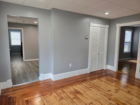 Empty room, Interior, Recessed Lighting, Wood Texture Flooring
