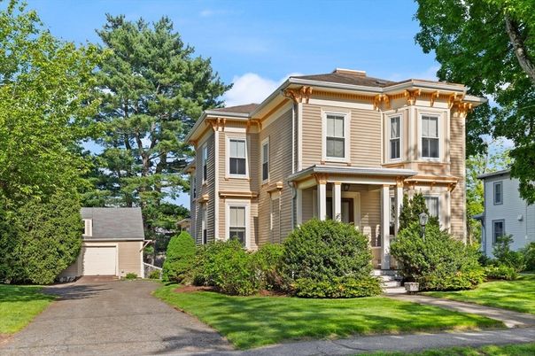 Exterior, Facade, American Foursquare