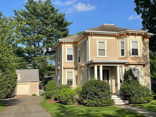 Exterior, Facade, American Foursquare