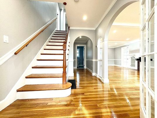 Interior, Recessed Lighting, Wood Texture Flooring