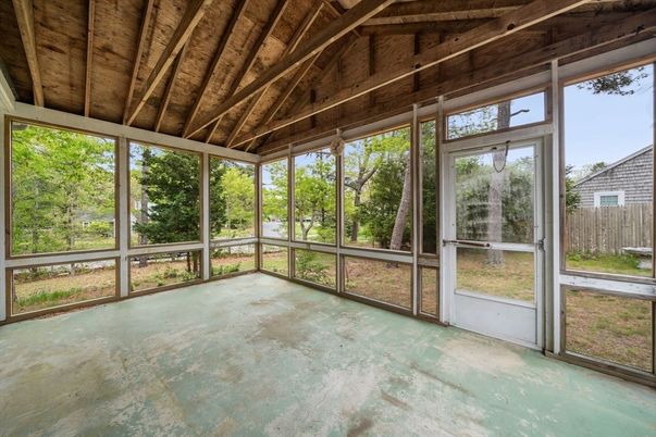 Empty room, Interior, Sun Room, Wooden Beams, Wooden Ceilings