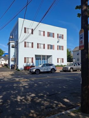 Exterior, Facade, Rowhouse