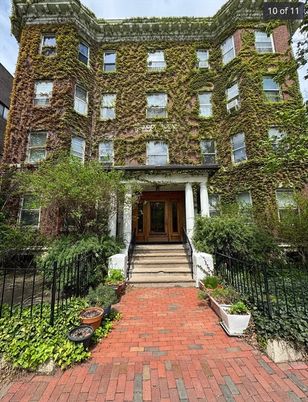 Exterior, Facade, Rowhouse