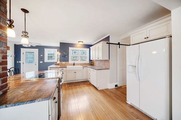 Interior, Kitchen, Pendant Lights, Wood Texture Flooring
