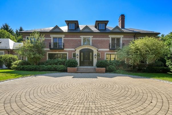 Exterior, Facade, Brick Facade, Georgian