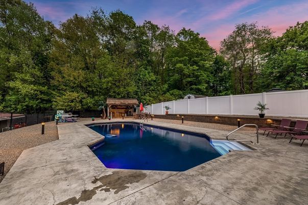 Exterior, Pool