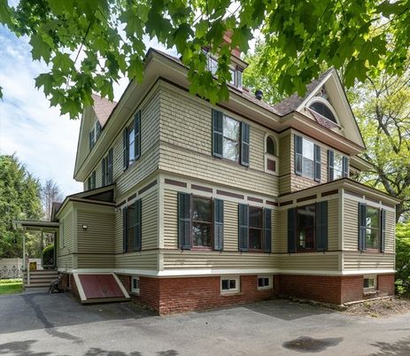 Exterior, Facade, Brick Facade, Queen Anne Victorian