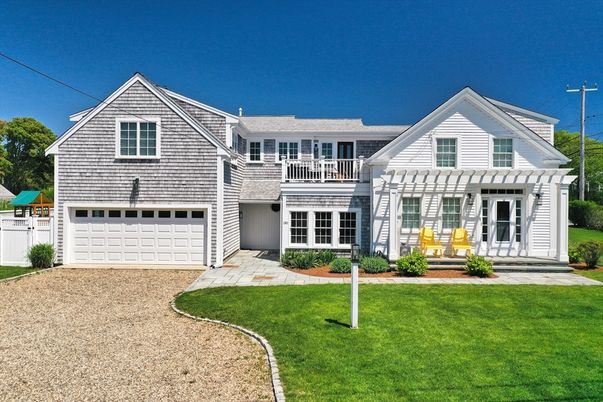 Attached, Exterior, Facade, Farmhouse