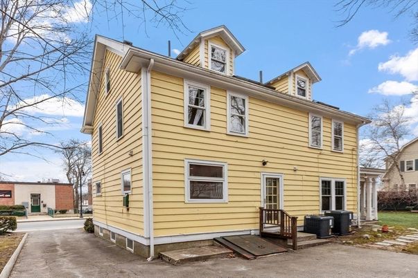 Exterior, Facade, American Foursquare