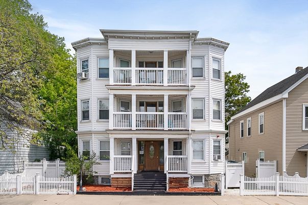 Exterior, Facade, Queen Anne Victorian