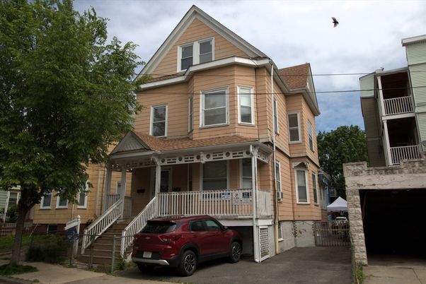 Exterior, Facade, Queen Anne Victorian