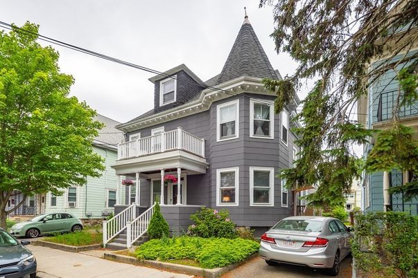 Exterior, Facade, Queen Anne Victorian