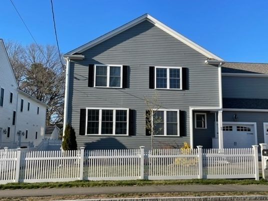 Attached, Exterior, Facade, American Craftsman