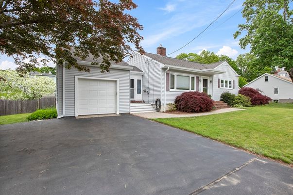 Attached, Exterior, Facade, Cape Cod