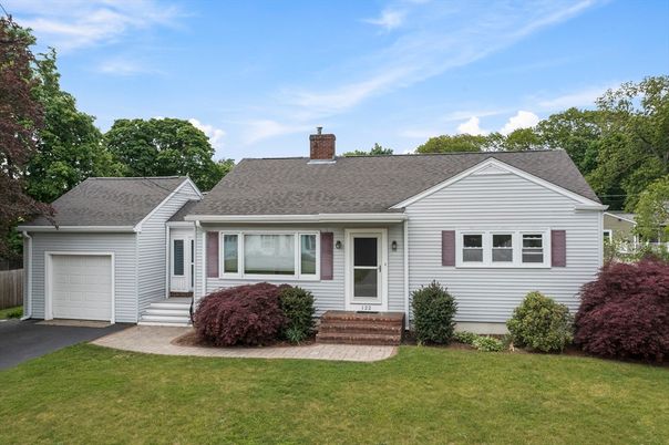 Attached, Exterior, Facade, Cape Cod