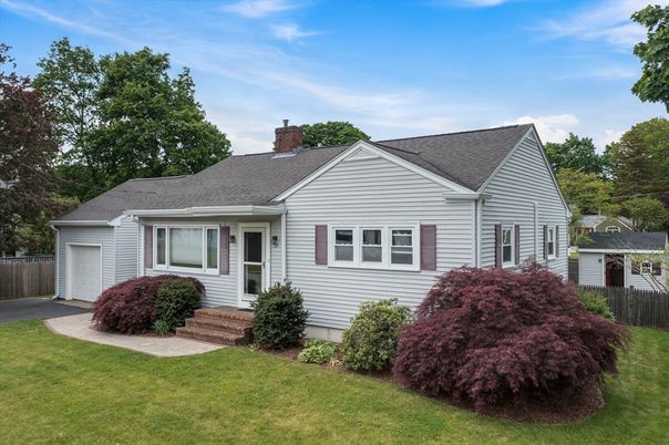 Attached, Exterior, Facade, Cape Cod