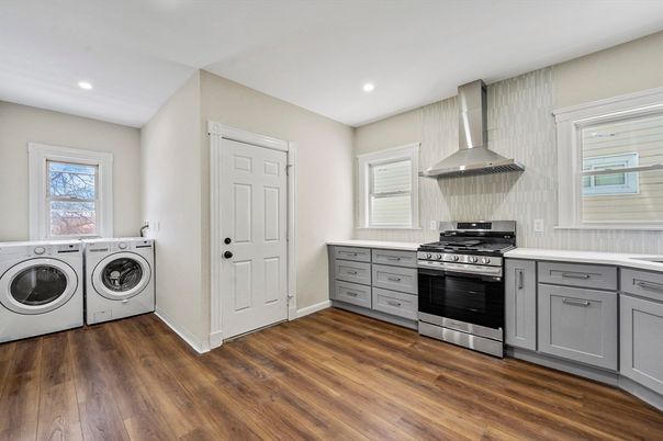 Interior, Recessed Lighting, Washer, Wood Texture Flooring