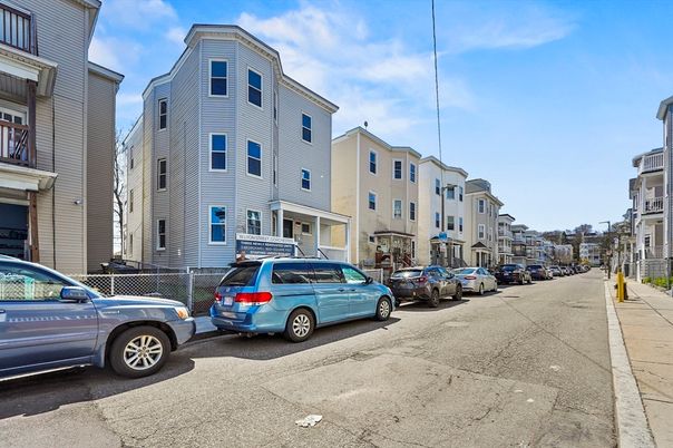 Exterior, Facade, Rowhouse