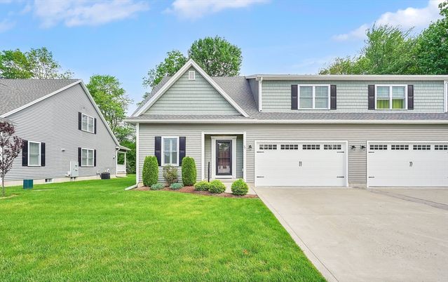 Attached, Exterior, Facade, Farmhouse
