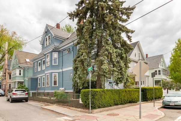 Exterior, Facade, Queen Anne Victorian