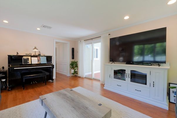 Interior, Piano, Recessed Lighting, Wood Texture Flooring