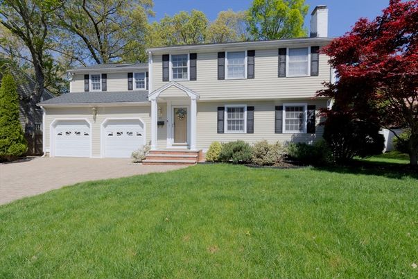 Attached, Exterior, Facade, Split Level