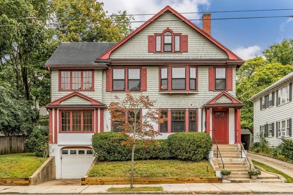 Attached, Exterior, Facade, Queen Anne Victorian
