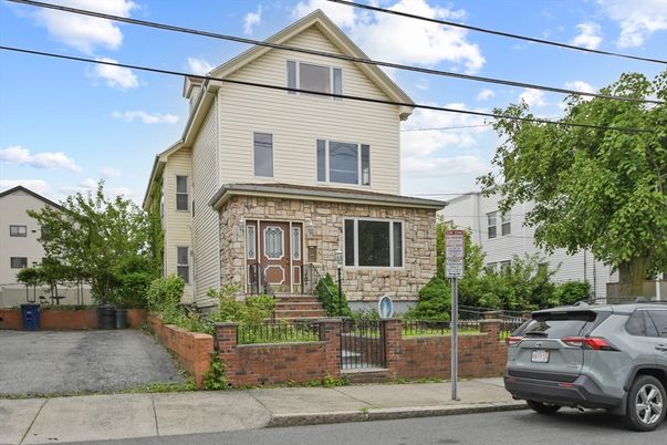 Exterior, Facade, Queen Anne Victorian