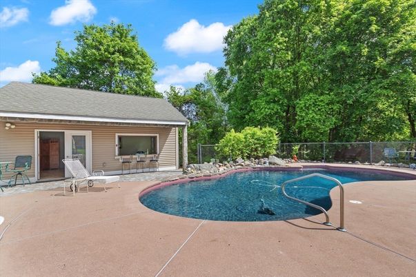 Exterior, Pool