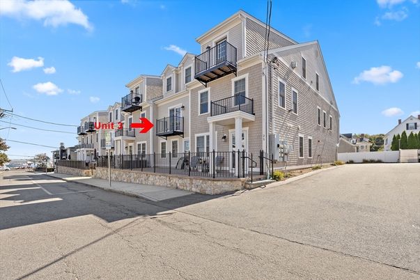 Exterior, Facade, Rowhouse