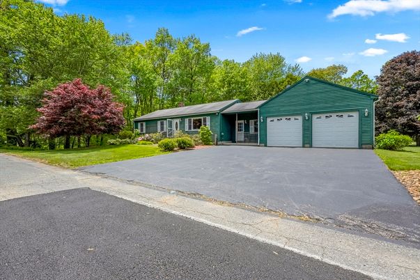 Attached, Exterior, Facade, Ranch