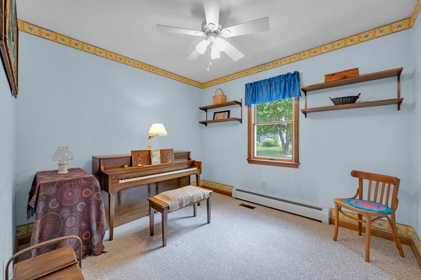 Interior, Piano
