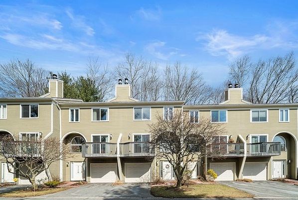 Attached, Exterior, Facade, Rowhouse