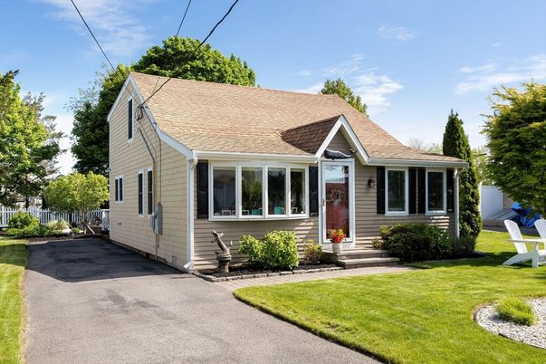 Exterior, Facade, Cape Cod