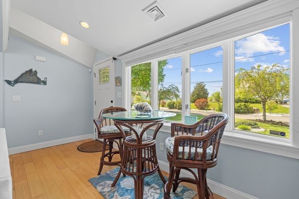 Interior, Recessed Lighting, Sun Room, Wood Texture Flooring