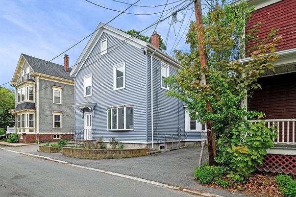 Exterior, Facade, Queen Anne Victorian