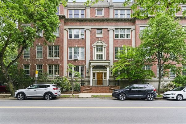 Exterior, Facade, Brick Facade, Georgian