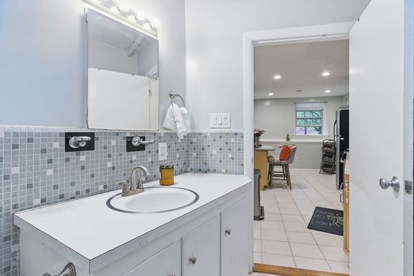 Bathroom, Interior, Recessed Lighting