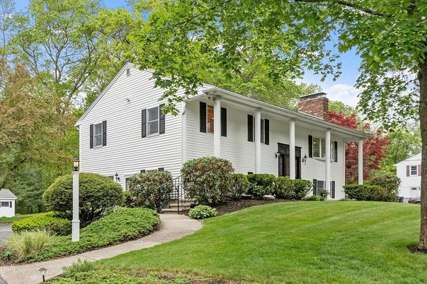 Exterior, Facade, Raised Ranch