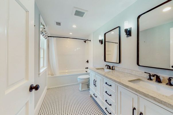 Bathroom, Dual Sink Vanities, Interior, Recessed Lighting