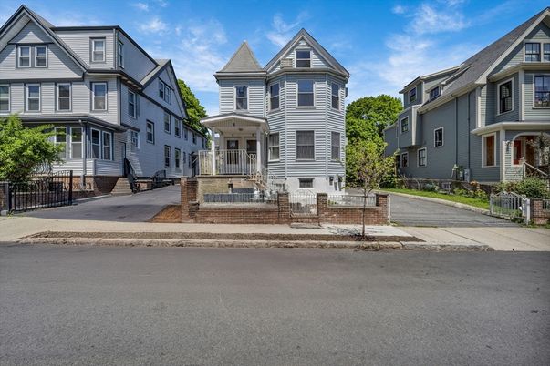 Exterior, Facade, Queen Anne Victorian