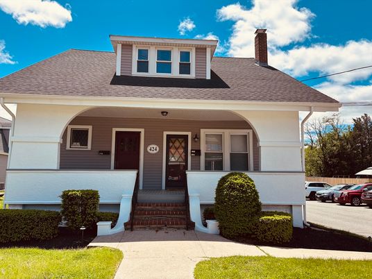 Exterior, Facade, American Foursquare