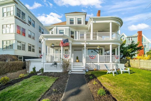 Exterior, Facade, Queen Anne Victorian