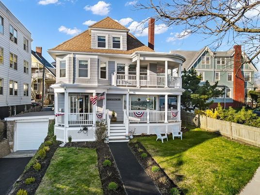 Exterior, Facade, Queen Anne Victorian