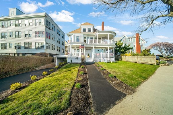 Backyard, Exterior, Facade, Queen Anne Victorian