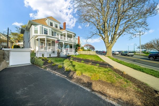 Exterior, Facade, American Foursquare