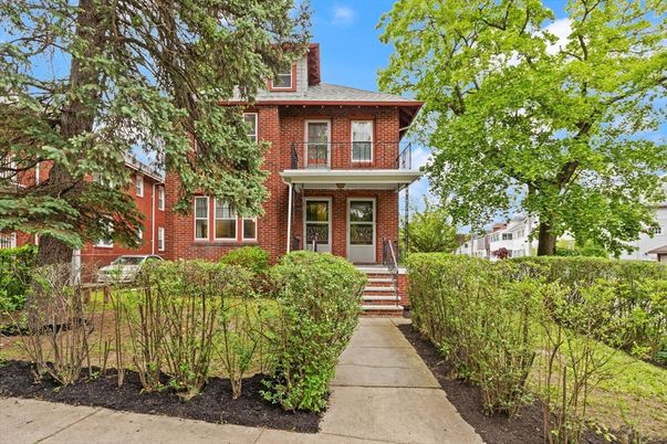 Exterior, Facade, Brick Facade, American Foursquare