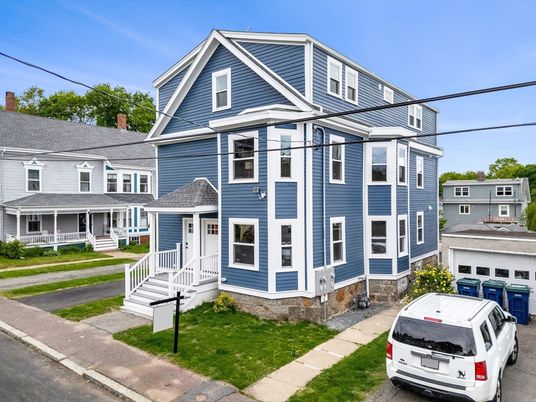Attached, Exterior, Facade, Queen Anne Victorian