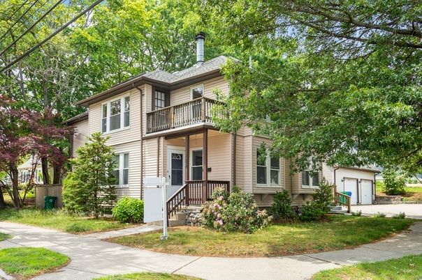Exterior, Facade, American Foursquare