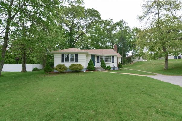 Backyard, Exterior, Facade, Ranch